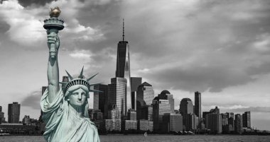 New York'un Manhattan şehir siluetinin siyah beyaz