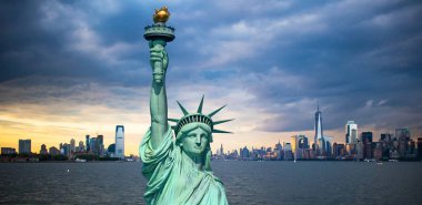 New York Limanı ve Jersey City ve Manhattan şehir silueti