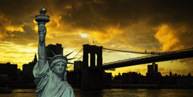 New York'un Manhattan siluetinin ve gün batımında Brooklyn Köprüsü