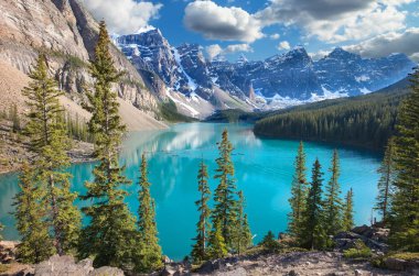 Güzel göl Louis içinde Kanada Rocky Dağları Banff Ulusal Parkı