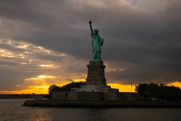Estátua Liberdade Ilha Ellis Nova York Pôr Sol — Fotografia de Stock