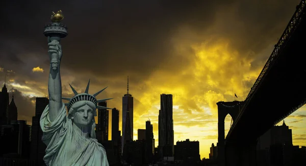 纽约曼哈顿市中心天际线和布鲁克林大桥日落 — 图库照片