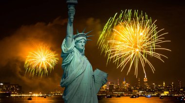 4 Temmuz bağımsızlık günü havai fişek manzarası ile Hudson Nehri üzerinde göster