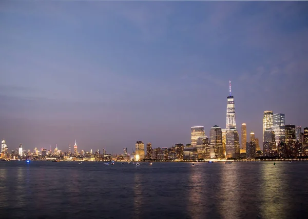 日没後ニューヨーク市マンハッタンのダウンタウンのスカイライン — ストック写真