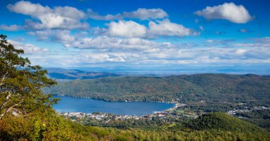 Lake George, New York'ta umudu dağ manzarası