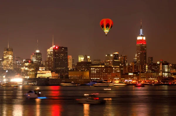 ニューヨーク ニューヨークは国で最大の花火を開始 メイシーズ花火 月の第 2010 日にニューヨーク市で — ストック写真