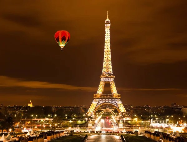 2010 日在法国巴黎的埃菲尔铁塔的礼仪照明 埃菲尔铁塔是法国参观人数最多的纪念碑 — 图库照片