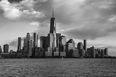 New York'un Manhattan şehir siluetinin siyah beyaz