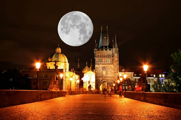 Wgląd Nocy Piękne Miasto Wzdłuż Rzeki Wełtawy Pragi — Zdjęcie stockowe