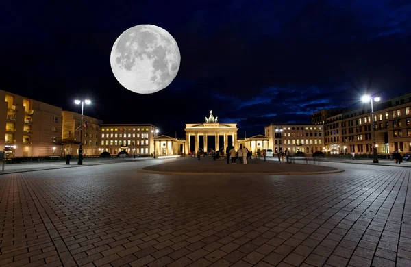 Geceleri Brandenburg Kapısı Berlin Almanya — Stok fotoğraf