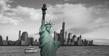 New York'un Manhattan şehir siluetinin siyah beyaz