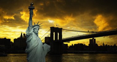 New York'un Manhattan siluetinin ve gün batımında Brooklyn Köprüsü