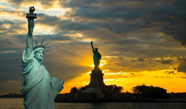Statuia Libertății Insula Ellis Din New York Apusul Soarelui — Fotografie, imagine de stoc