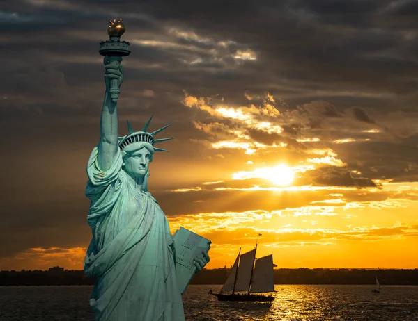 New York Harbor Sunset Sailboat — Stock Photo, Image