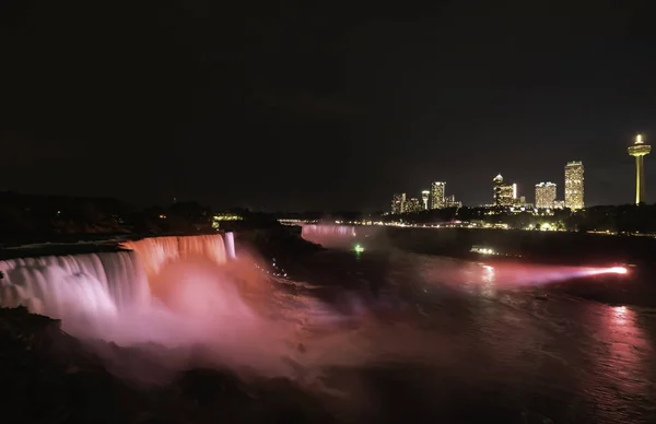 Niagara Falls Zapalił Się Nocy Przez Kolorowe Światła Obrazek Stockowy