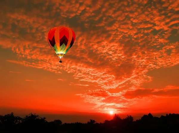 Ein Schöner Sonnenaufgang Mit Wolken Und Einem Heißluftballon — Stockfoto