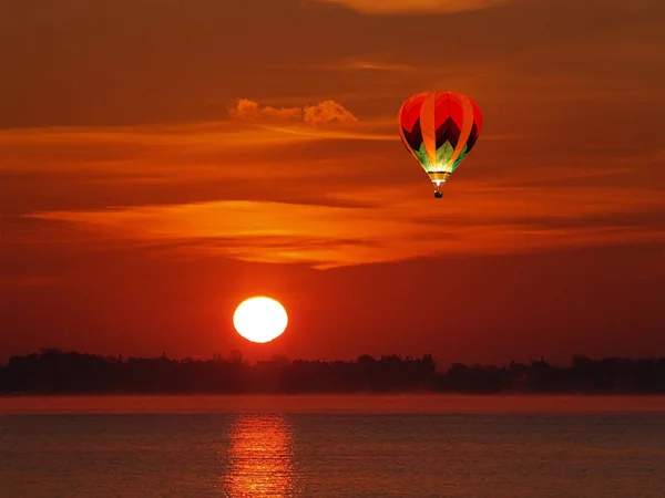 Piękne Słońce Wschodzi Chmury Balon Gorącego Powietrza — Zdjęcie stockowe