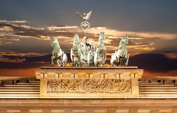 Estatuas Parte Superior Puerta Brandenburgo Atardecer Berlín Alemania — Foto de Stock
