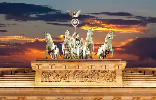 Die Statuen Auf Dem Brandenburger Tor Bei Untergang Berlin — Stockfoto