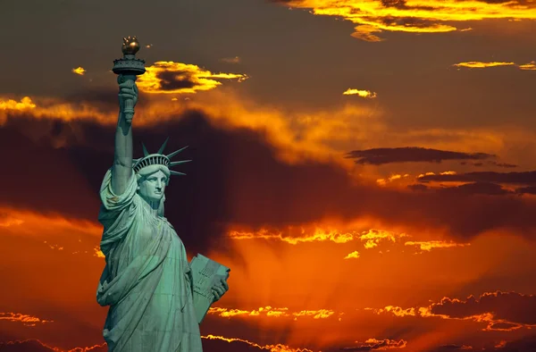 自由の女神像と日の出で劇的な空 — ストック写真