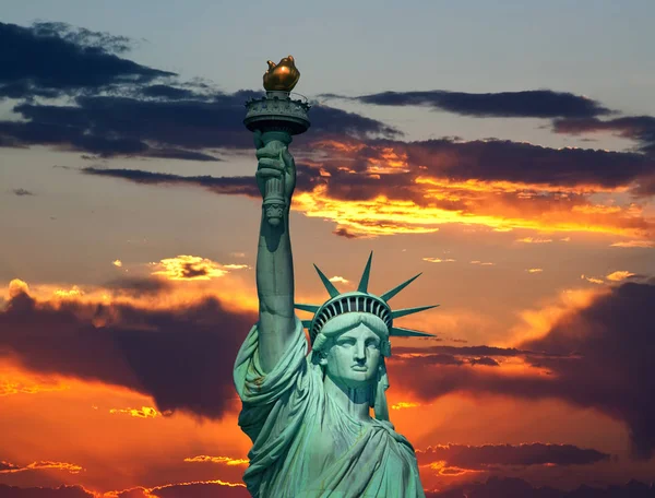 Estátua Liberdade Céu Dramático Nascer Sol — Fotografia de Stock