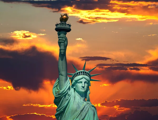 Estatua Libertad Cielo Dramático Amanecer Sobre Fondo — Foto de Stock