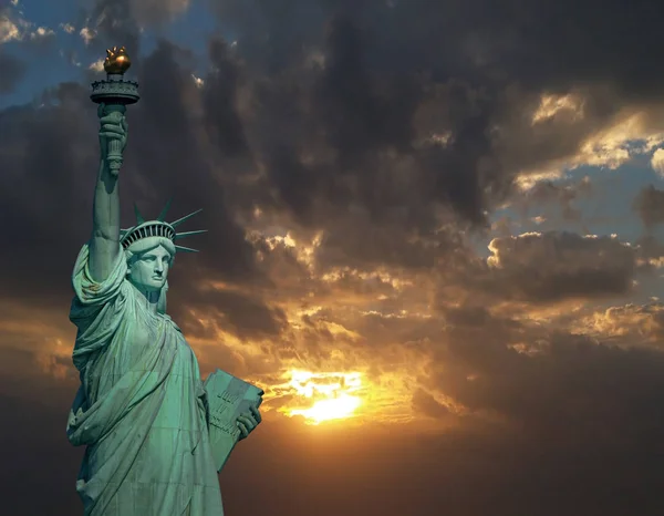 Άγαλμα Της Ελευθερίας Και Δραματικό Ουρανό Στο Sunrise — Φωτογραφία Αρχείου