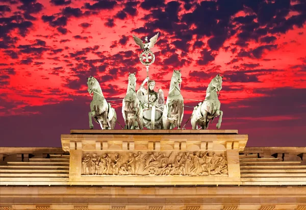 Die Statuen Auf Dem Brandenburger Tor Bei Untergang Berlin — Stockfoto