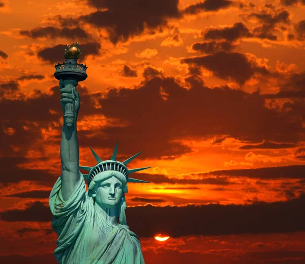 Estatua Libertad Cielo Dramático Amanecer — Foto de Stock