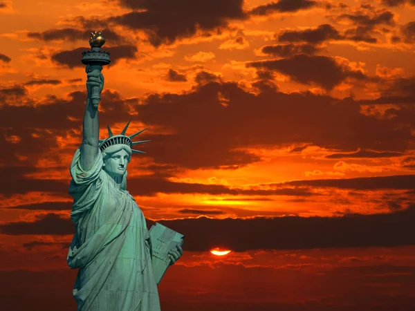 Estátua Liberdade Céu Dramático Nascer Sol — Fotografia de Stock