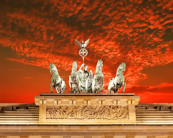 Statuen Auf Dem Brandenburger Tor Bei Sonnenuntergang Berlin Deutschland — Stockfoto