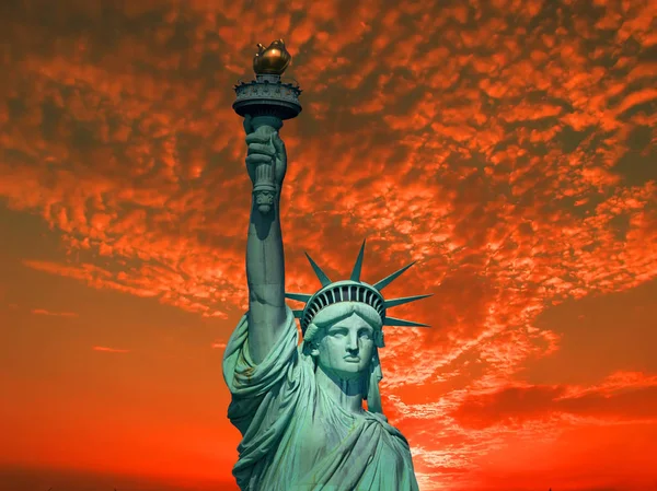 Estátua Liberdade Céu Dramático Nascer Sol — Fotografia de Stock