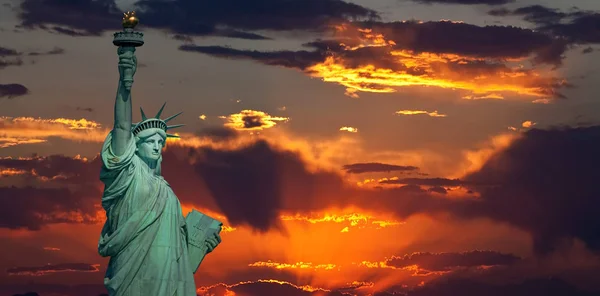 自由の女神像と日の出で劇的な空 ロイヤリティフリーのストック画像