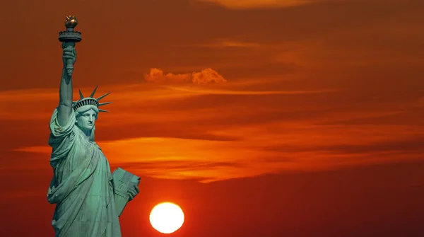 自由の女神像と日の出で劇的な空 ストックフォト