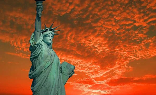 Statua Wolności Dramatyczne Niebo Wschodzie Słońca Obrazek Stockowy
