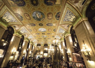 Chicago, Illinois 20 Ekim 2018: Lobi ve tarihi Palmer House Otel 1875 yılında inşa birçok kişi ile tavan