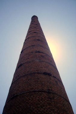 Cheminee d'une usine en ruine (Pogradec - Albanie)
