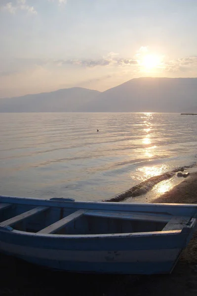 Západ Slunce Jezeře Ohride Albánii Pogradec Typickou Lodí Pláži — Stock fotografie