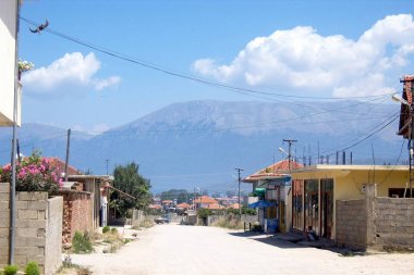 Arnavutluk'un Pogradec kentinin ohri gölü yakınlarındaki banliyöleri