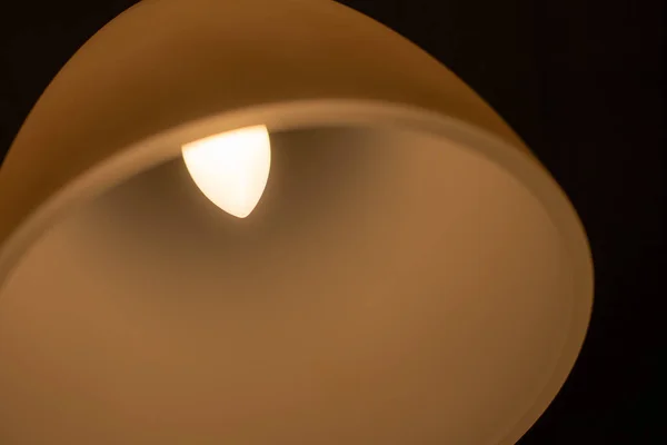 Une lampe ronde dans une pièce sombre — Photo