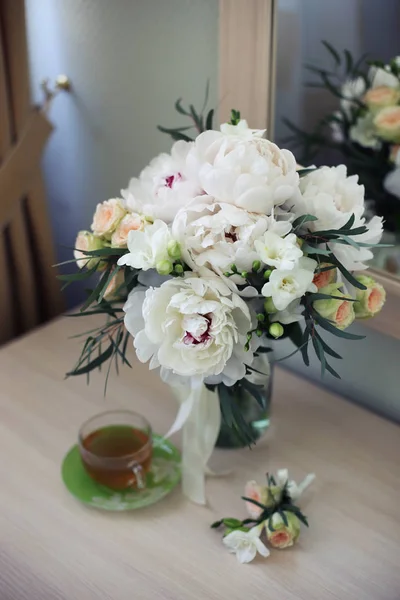 Gelin çiçekleri ve çay sabahı