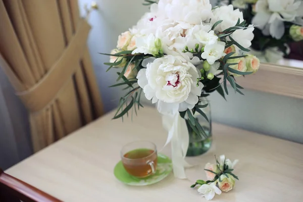 Gelin çiçekleri ve çay sabahı