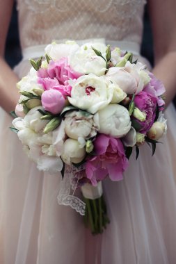 Pembe ve şeftali içinde ihtişam düğün buketi