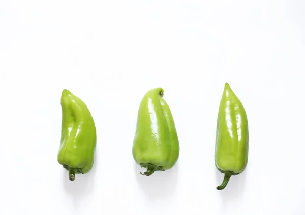 beyaz bir arka plan op görünümünde yeşil biber. Sağlıklı Vegan gıda 