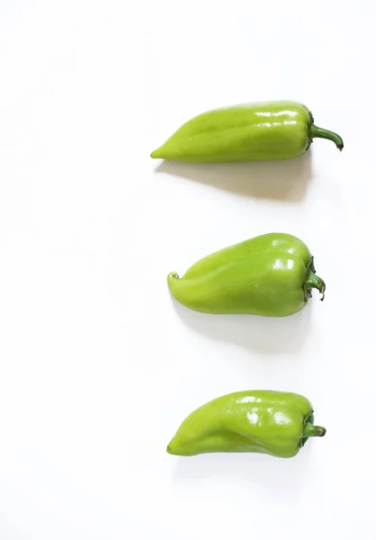 Sağlıklı Vegan gıda konsepti. Beyaz arka planda yeşil biber.