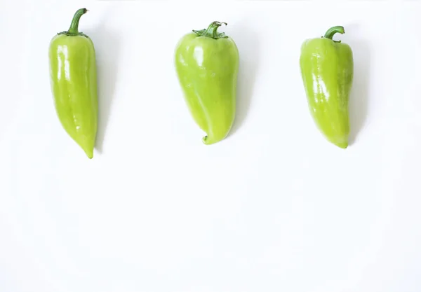 Sağlıklı Vegan gıda konsepti. Beyaz arka planda yeşil biber