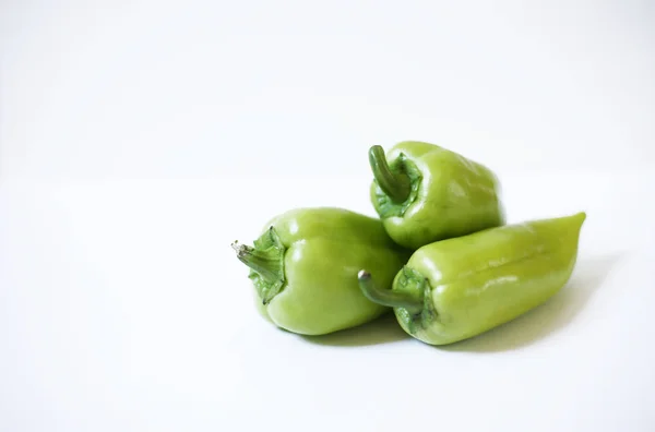 Sağlıklı Vegan gıda konsepti. Beyaz arka planda yeşil biber.