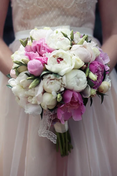 Pembe ve şeftali içinde ihtişam düğün buketi