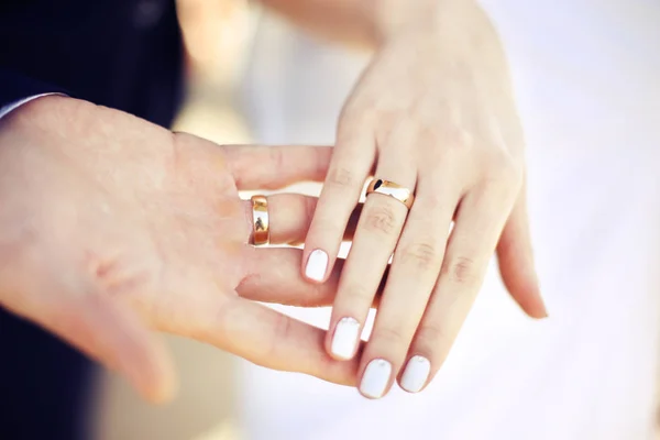 elinde düğün yüzükleri töreni