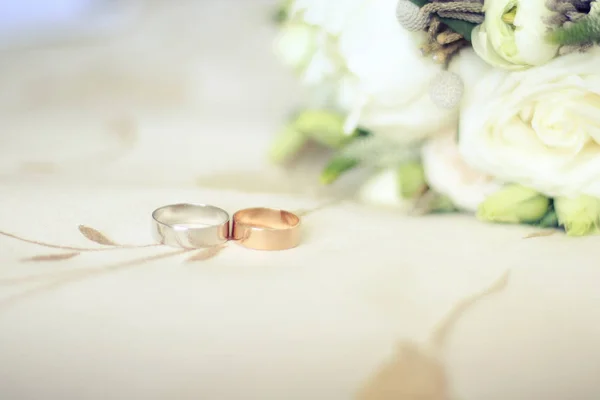 doku arka planda düğün halkaları detay